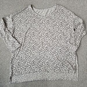 American Eagle Women’s Pullover Sweater V neck Long Sleeve Animal Print